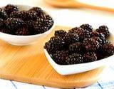photo of two bowls of fresh picked blackberries to smash and add flavor to blackberry tea